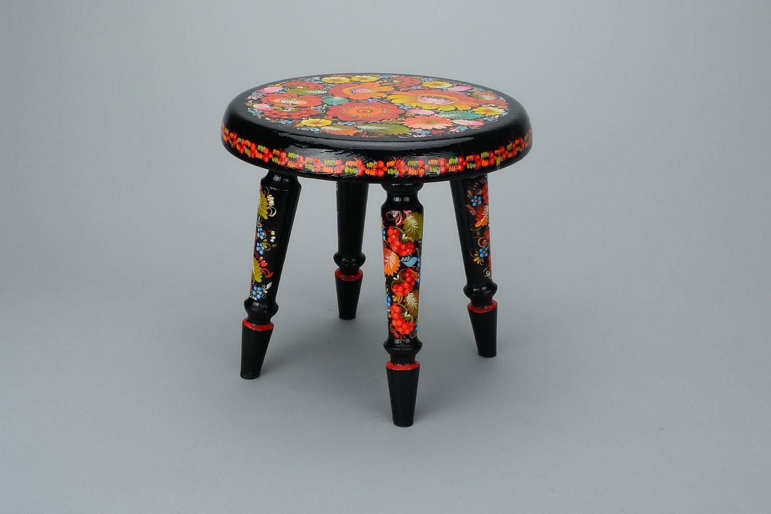 Round stool with carved legs photo 1