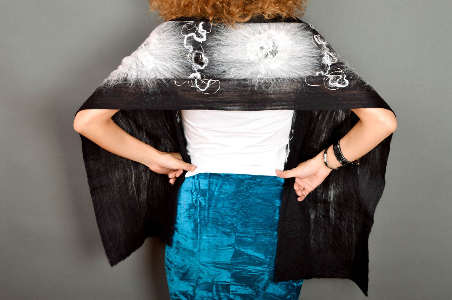 Écharpe noire faite main Châle femme laine tissus design original Idée cadeau photo 5