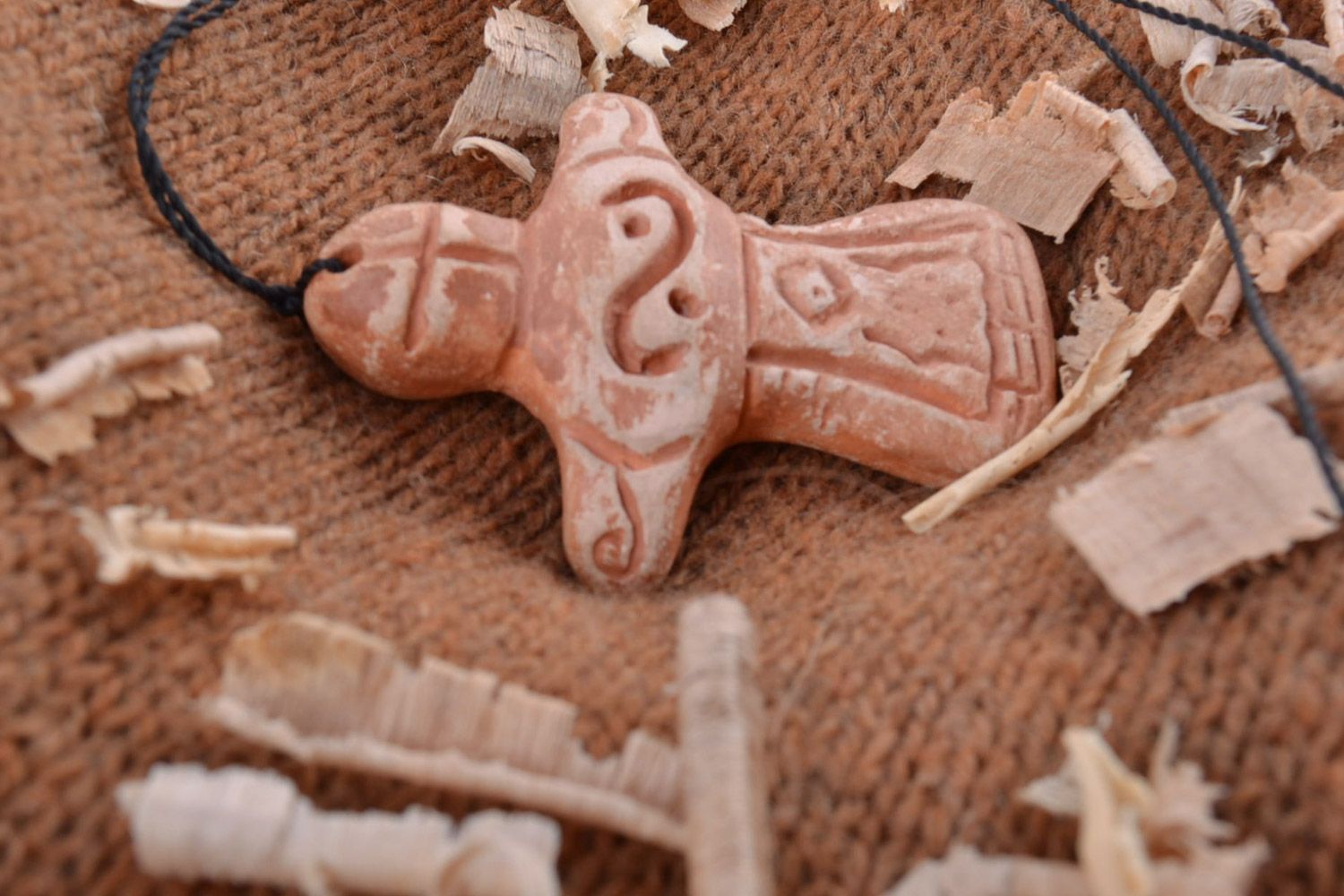 Pendentif croix en terre cuite peint d'engobes original fait main pour femme photo 1