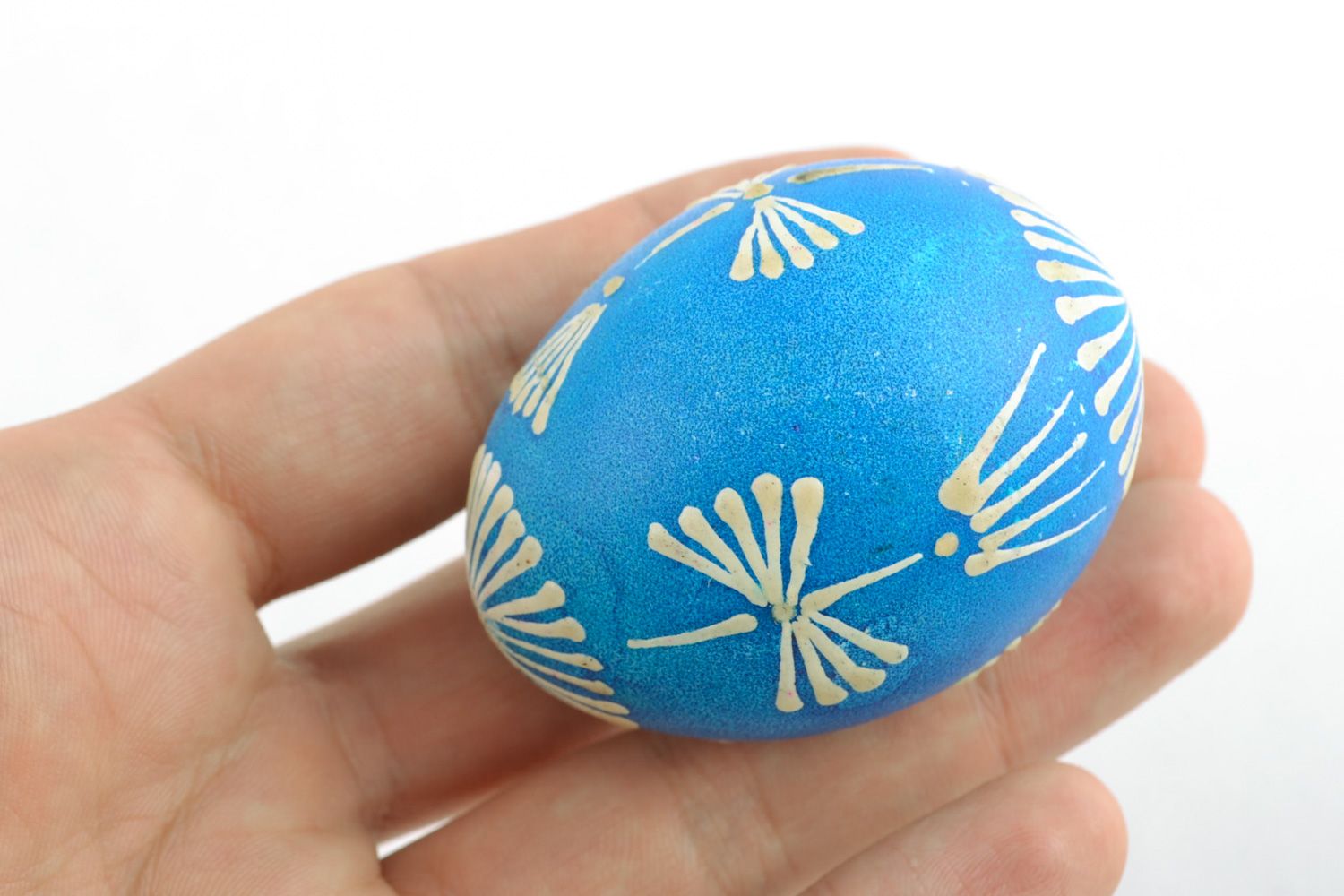 Голубое пасхальное яйцо писанка куриная ручной работы фото 2