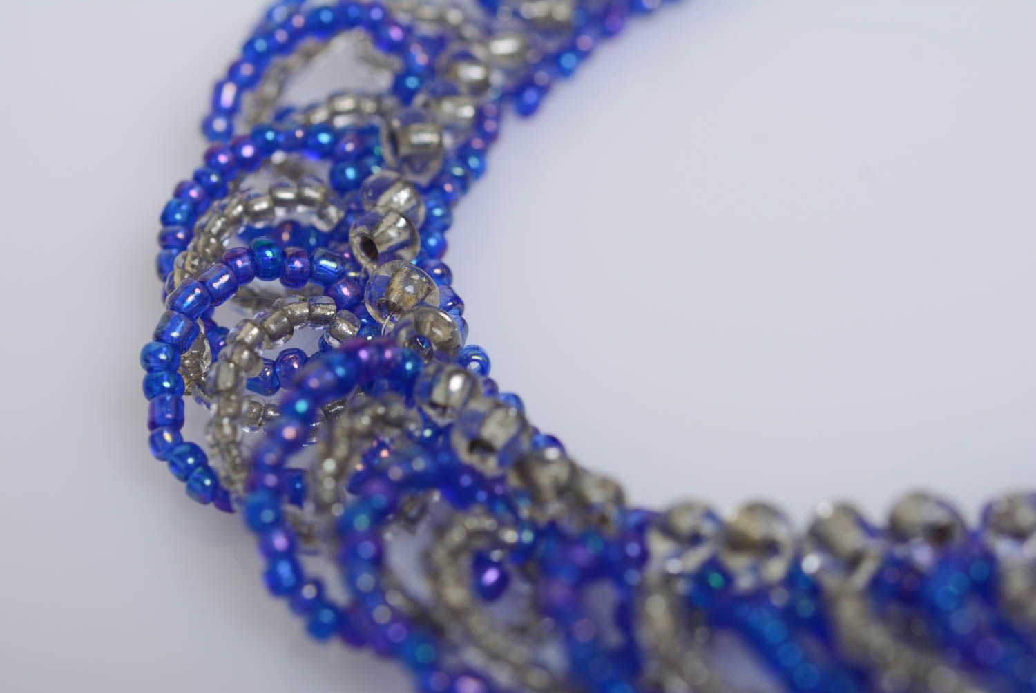 Collier en perles de rocailles fait main bleu design de créateur ajouré photo 2