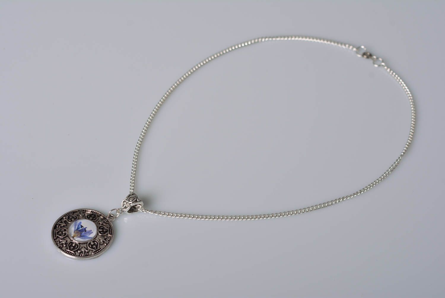 Pendentif rond Bijou fait main métal fleur bleue stylé Accessoire femme design photo 3