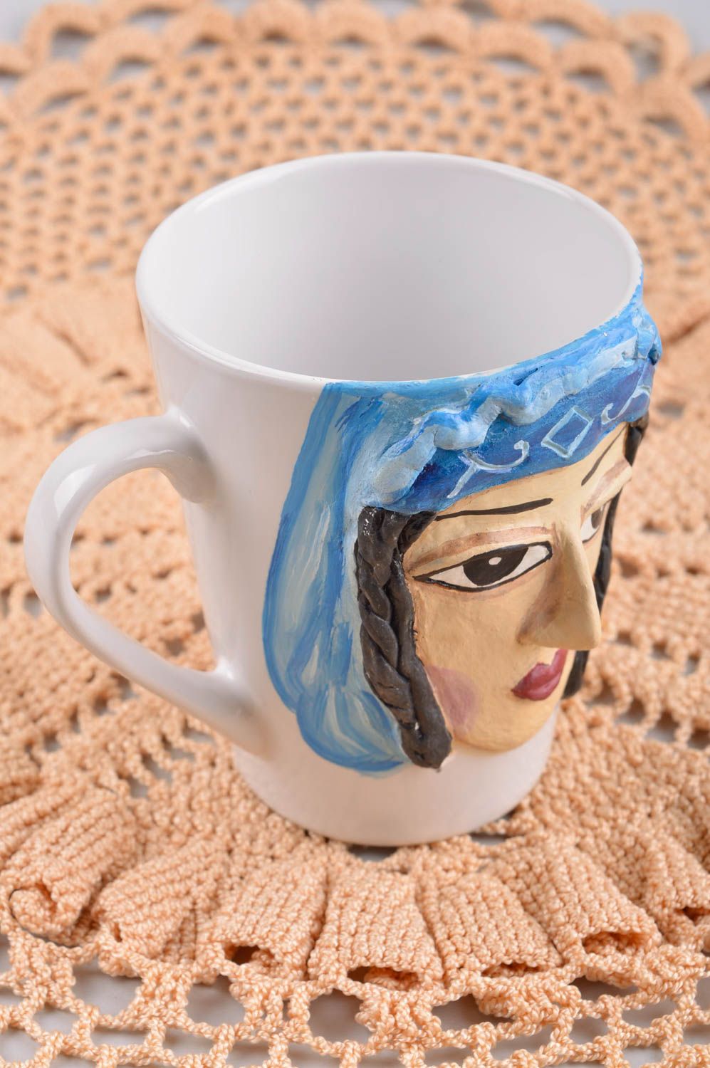 White ceramic cup with handle with molded female face 0,67 lb photo 1