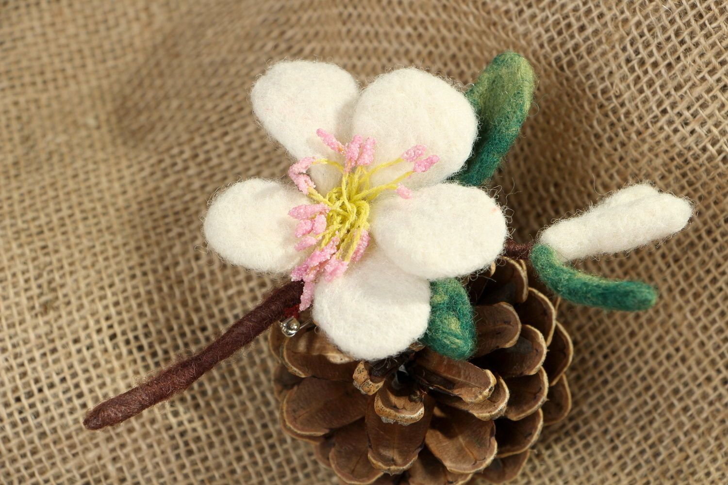 Broche faite main en laine Fleur photo 1