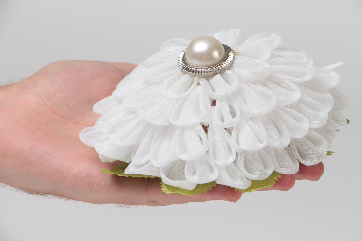 Weiße Designer Blume Haarspange aus Atlas in Kanzashi Technik für Damen handmade foto 5