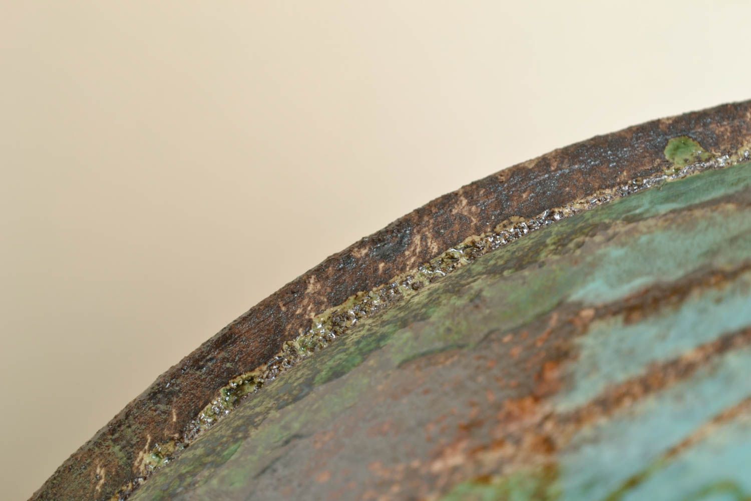 Тарелка из глины на ножке расписанная глазурью фото 2