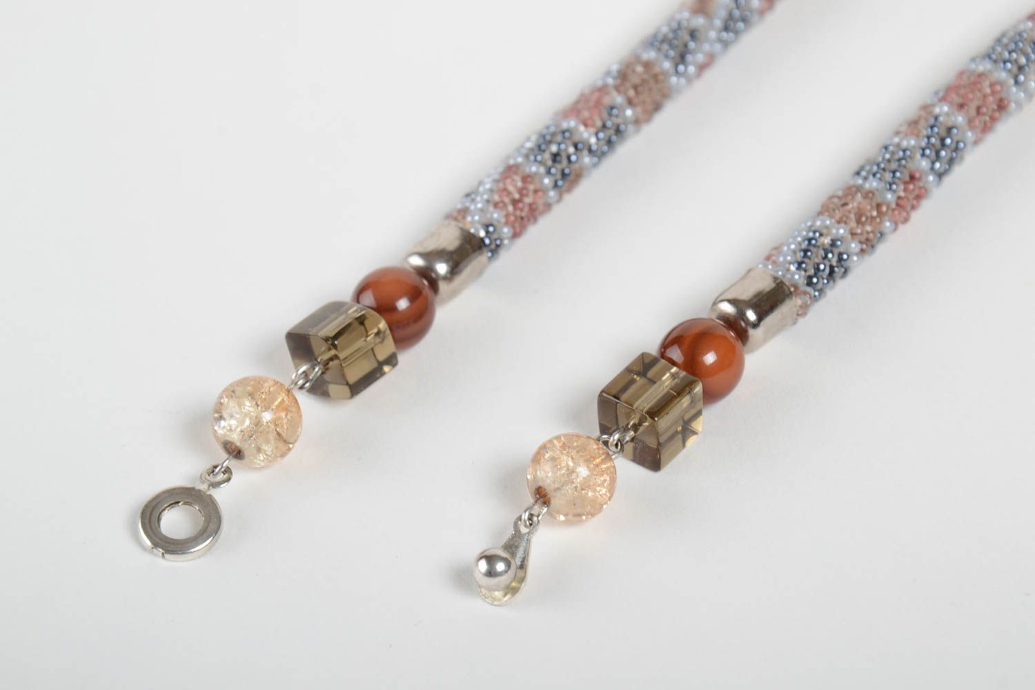 Шикарное ожерелье из бисера в виде жгута с бусинами и металлической фурнитурой фото 4