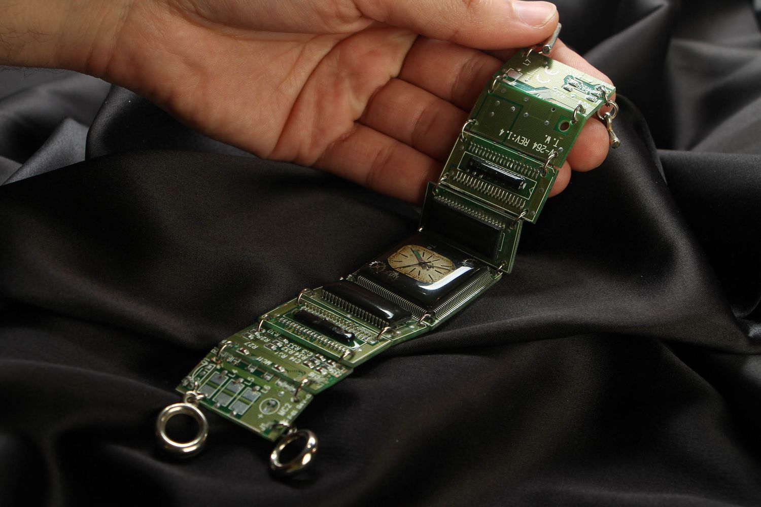 Pulsera metálica con circuito integrado de estilo cyberpunk  foto 4