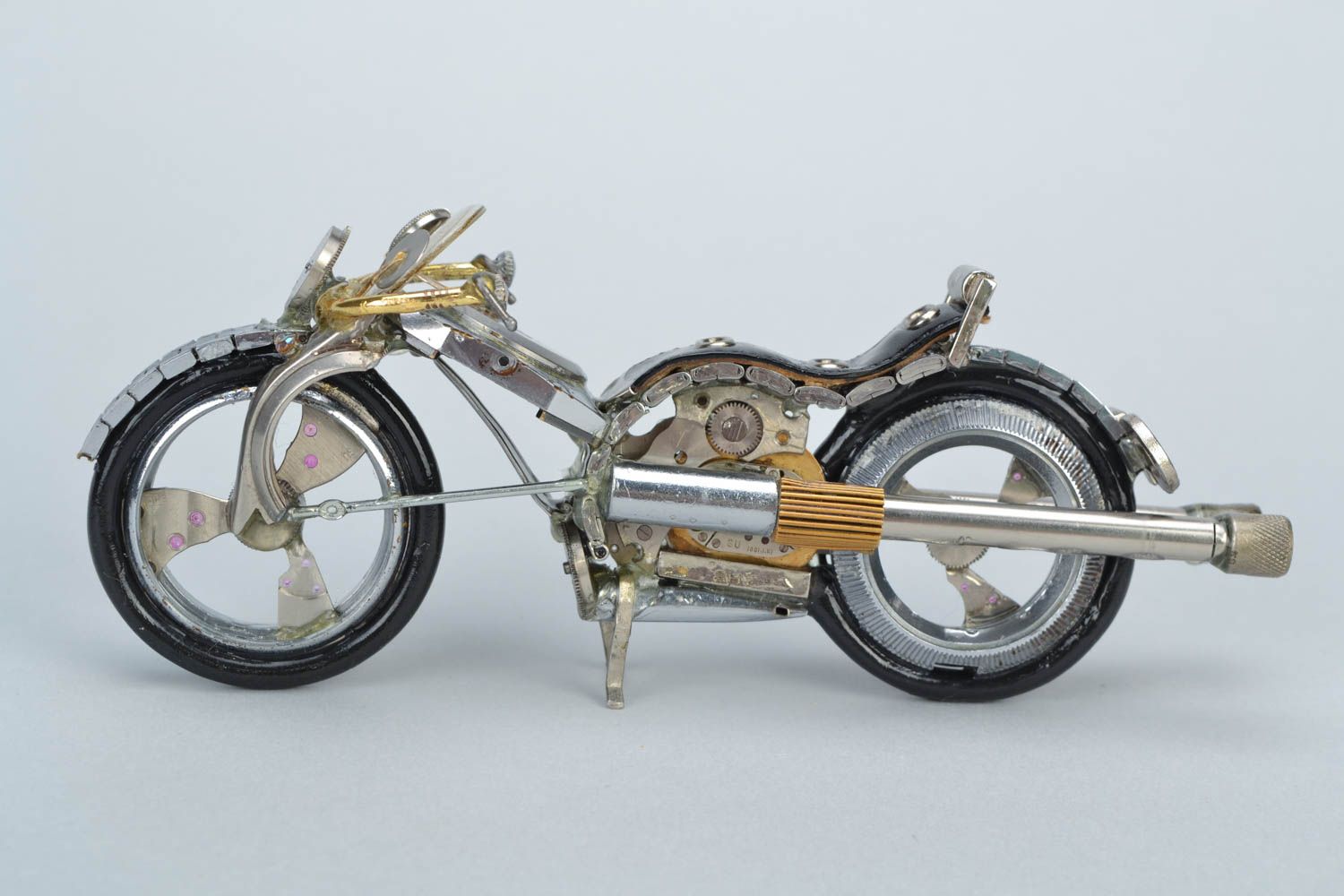 Figura artesanal hecha de piezas del reloj de estilo steampunk Motocicleta foto 5