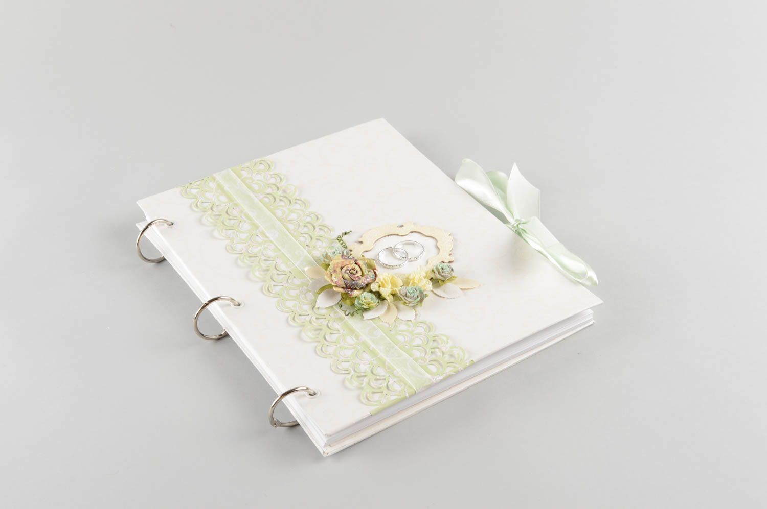 Handgemachtes Hochzeitsgästebuch aus Papier in Scrapbooking Technik weiß schön foto 2