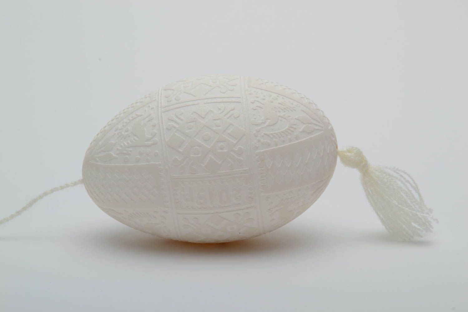 Пасхальное яйцо подвеска в технике травления с геометрическим орнаментом белое фото 3