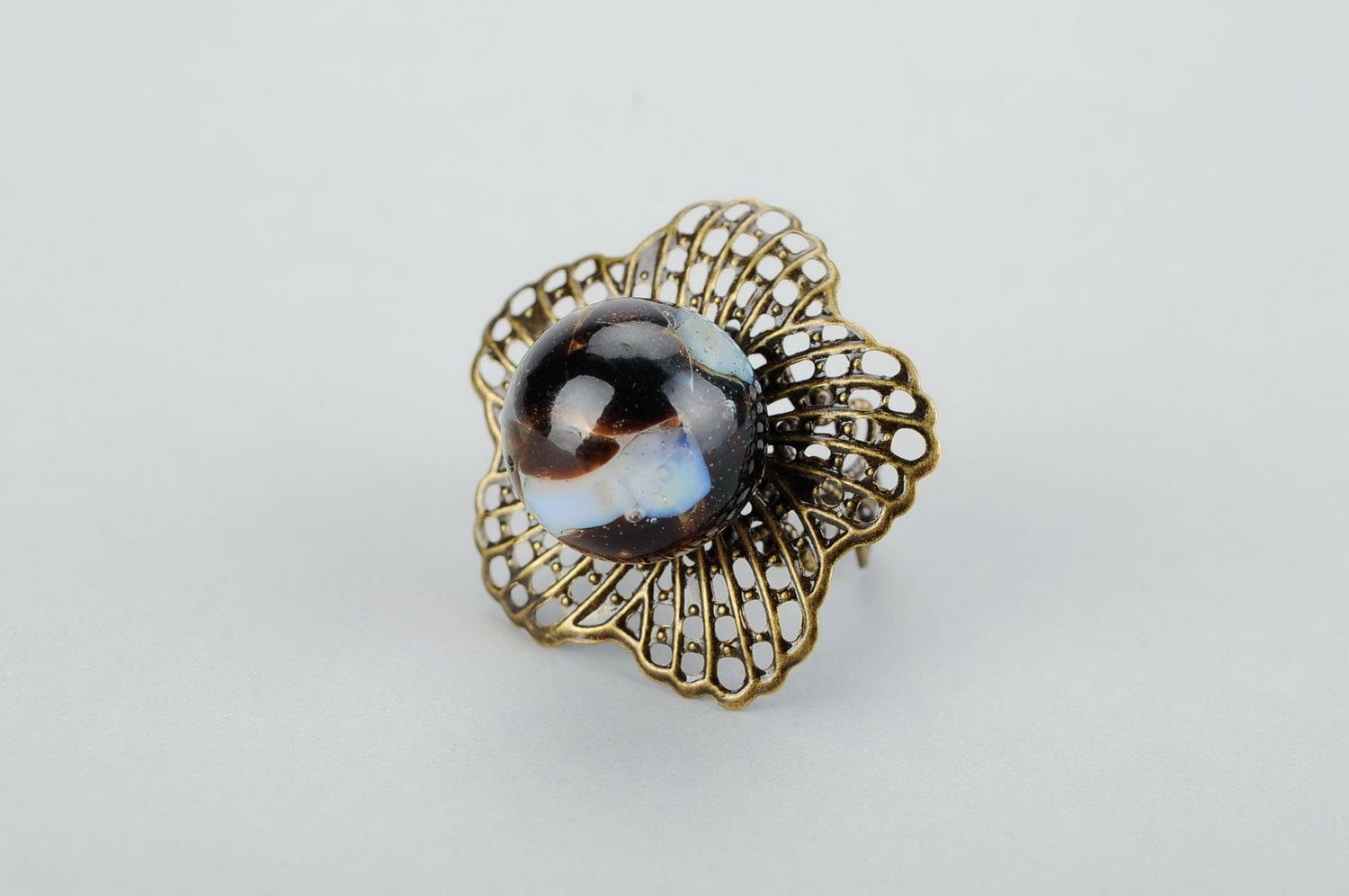 Бронзовое кольцо-цветок из агата и лунного камня фото 1