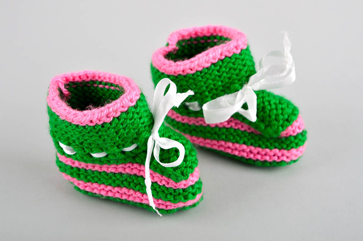 Handgefertigte Schuhe gehäkelte Babyschuhe Geschenk für Kleinkinder grün rosa foto 3