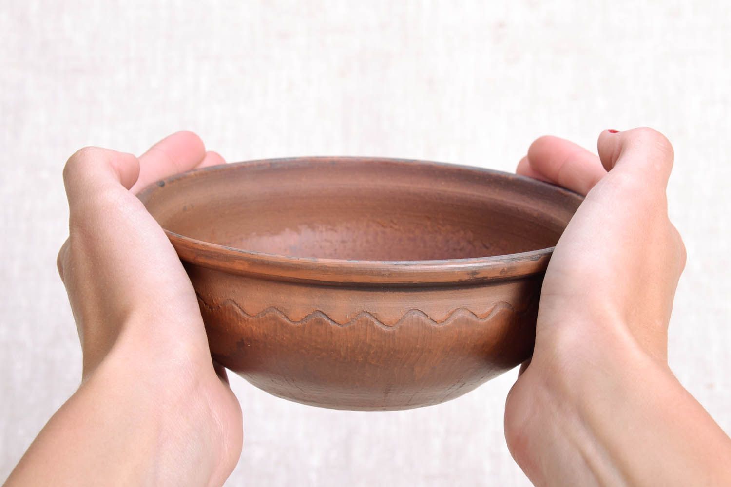 Tigela de cerâmica para comida feita de barro foto 4