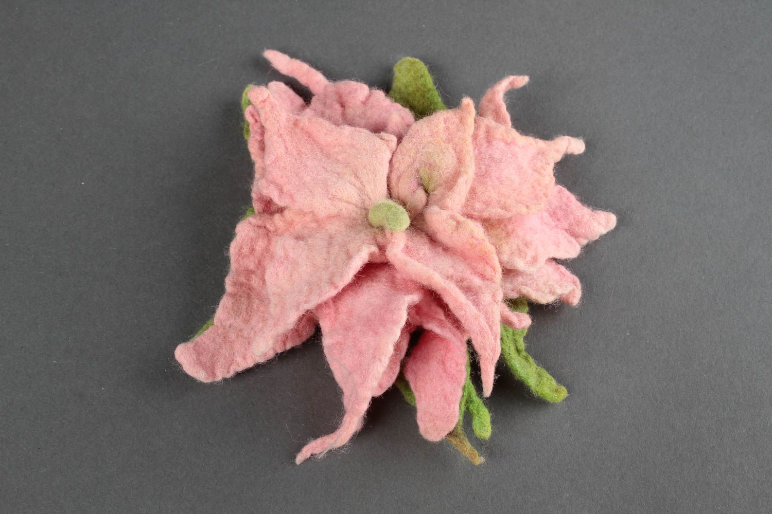 Broche de fieltro bisutería artesanal accesorio de moda flor elegante rosada foto 3