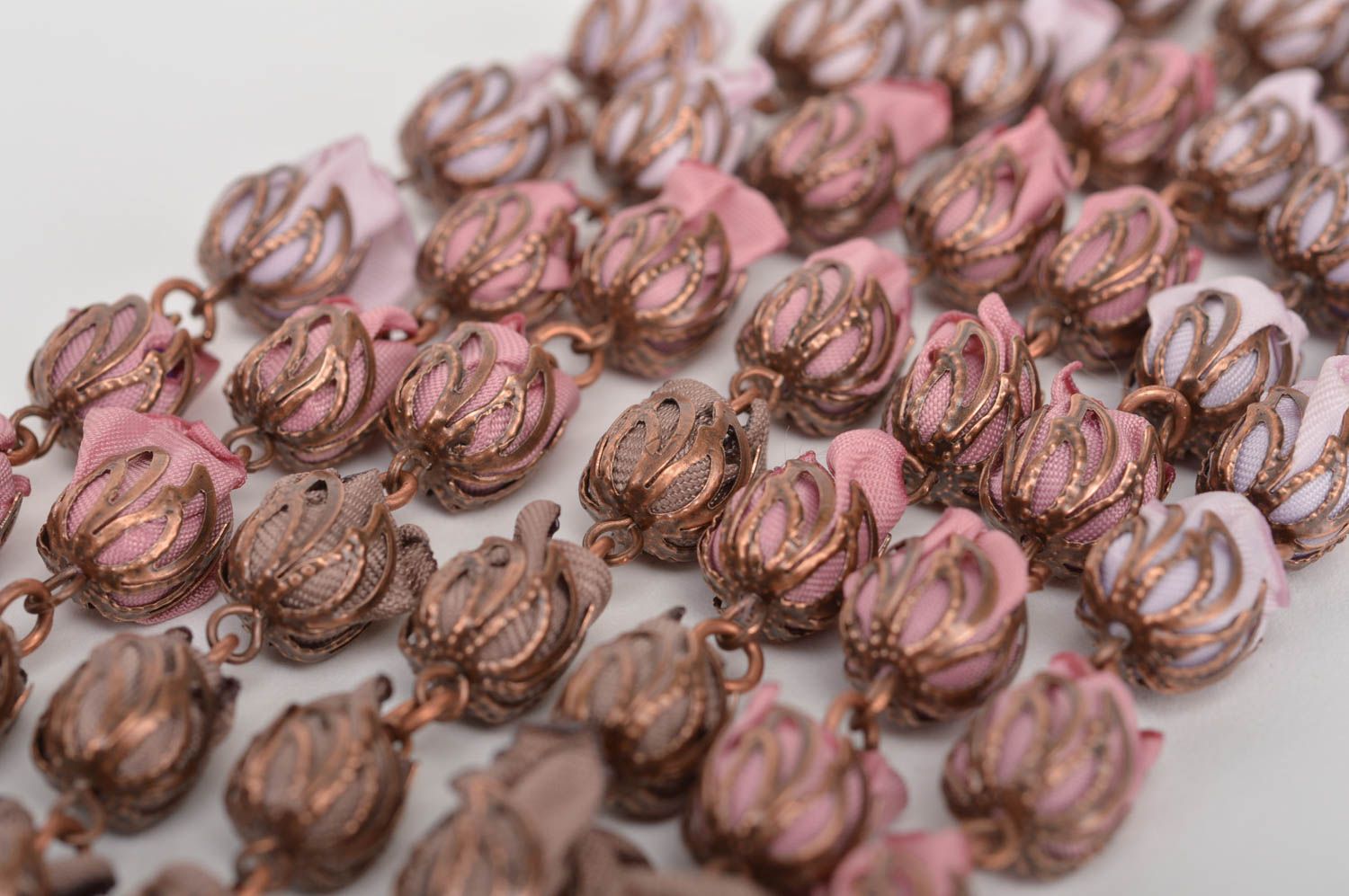 Массивно ожерелье с цветами из атласных лент ручной работы розово сиреневое фото 5