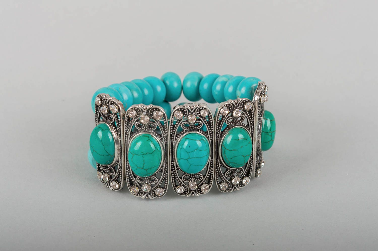 Türkisblaues schönes stilvolles handgemachtes Armband aus Natursteinen  foto 3