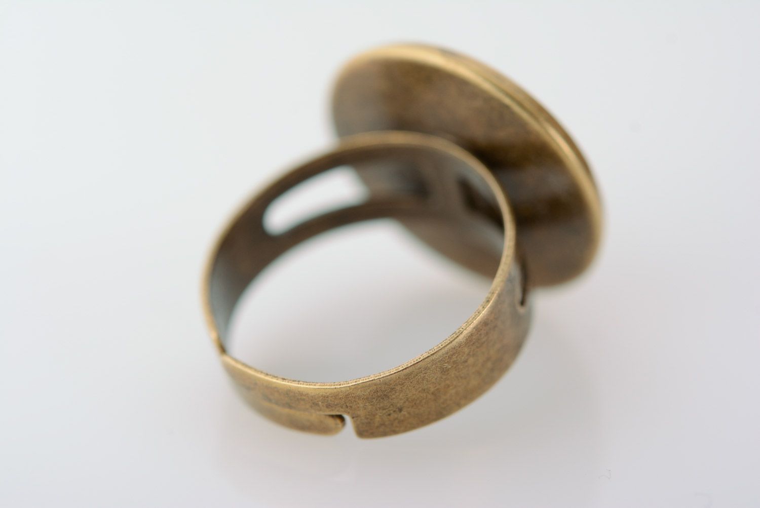Винтажное кольцо с живым цветком в эпоксидной смоле ручной работы металлическое фото 3