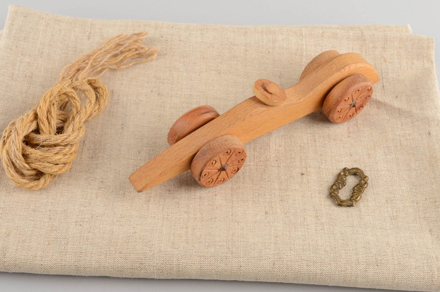 Деревянная машинка детская игрушка ручной работы натуральная авторская фото 1