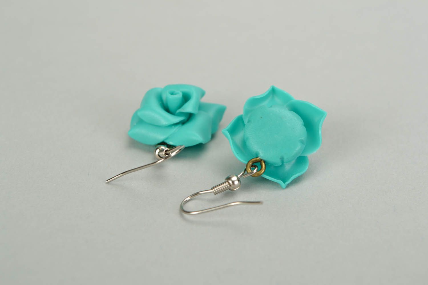 Boucles d'oreilles en pâte polymère Roses turquoises photo 3