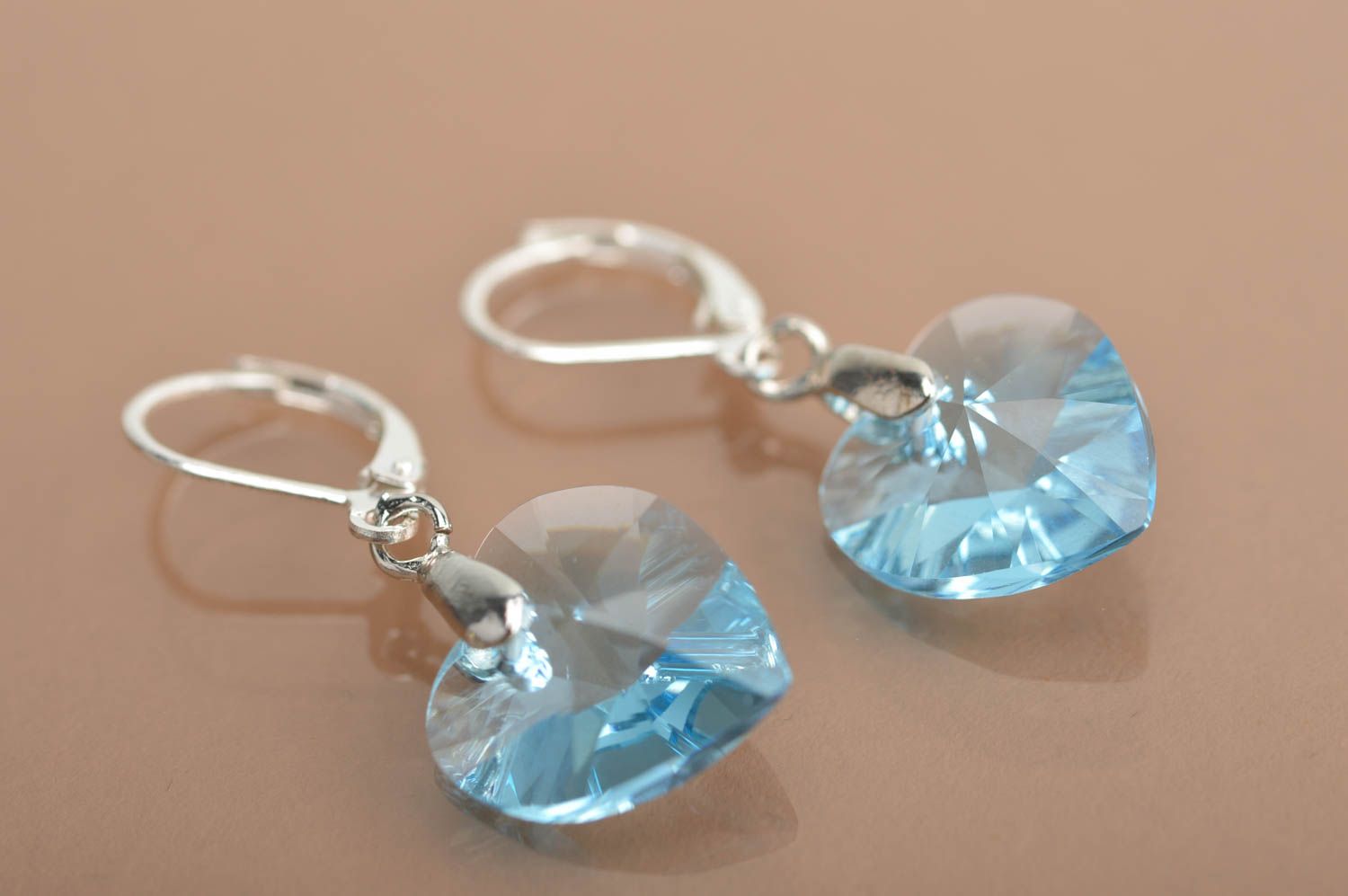 Orecchini con cristalli fatti a mano accessorio originale cuori da donna azzurri foto 2