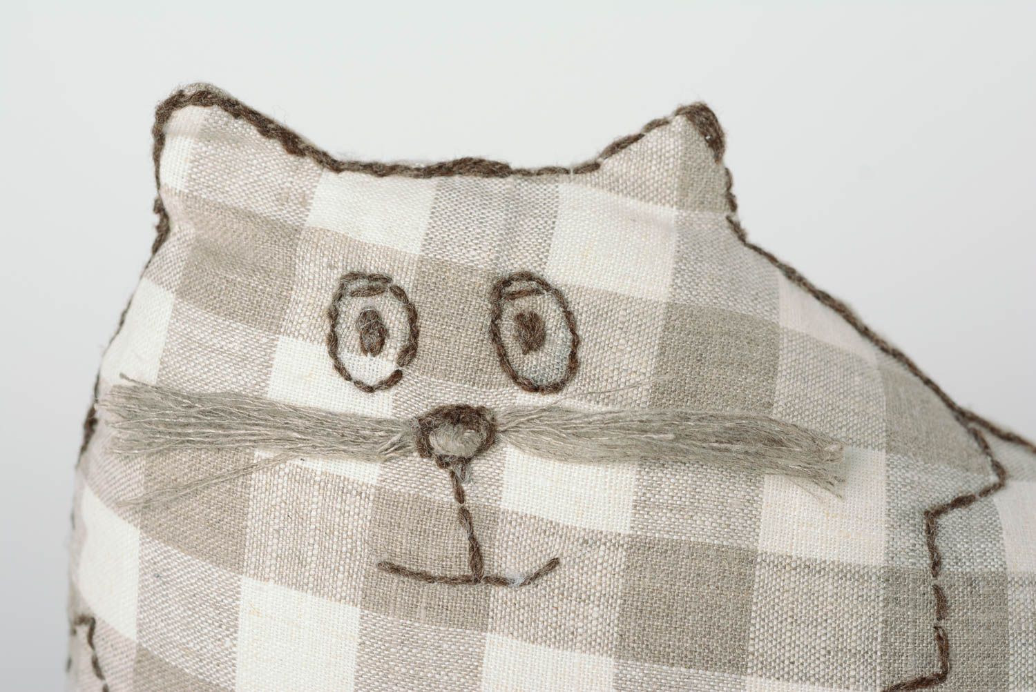 Coussin en tissu de lin fait main original en forme de chat à carreaux photo 2