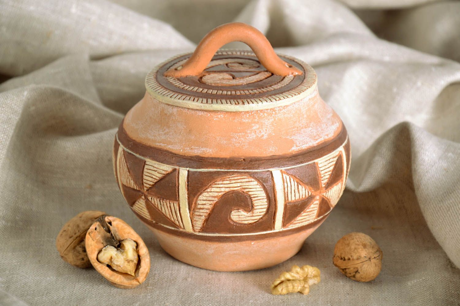 Ceramic pot with a lid for bulk products photo 1