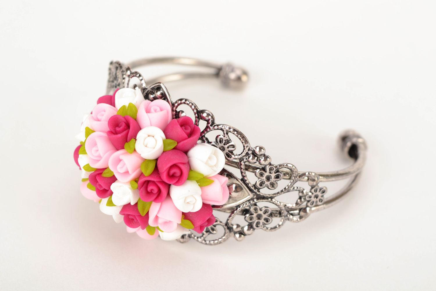 Metal bracelet with plastic flowers photo 3