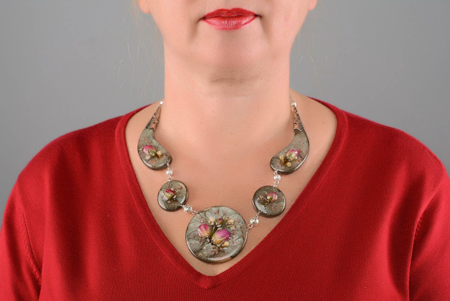 Necklet with dry roses photo 3