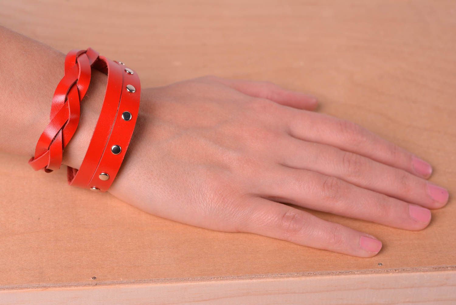Bracelet cuir Bijou fait main de couleur rouge Accessoire femme cadeau photo 2