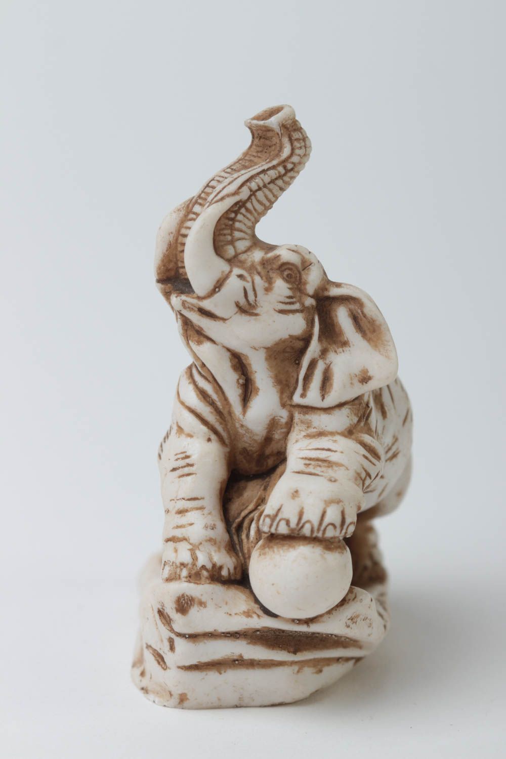 Маленькая статуэтка из полимерной глины в виде слона белая ручной работы фото 3