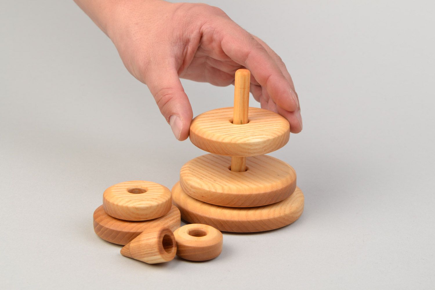 Игрушка пирамидка из дерева и пяти элементов развивающая для детей ручная работа фото 2