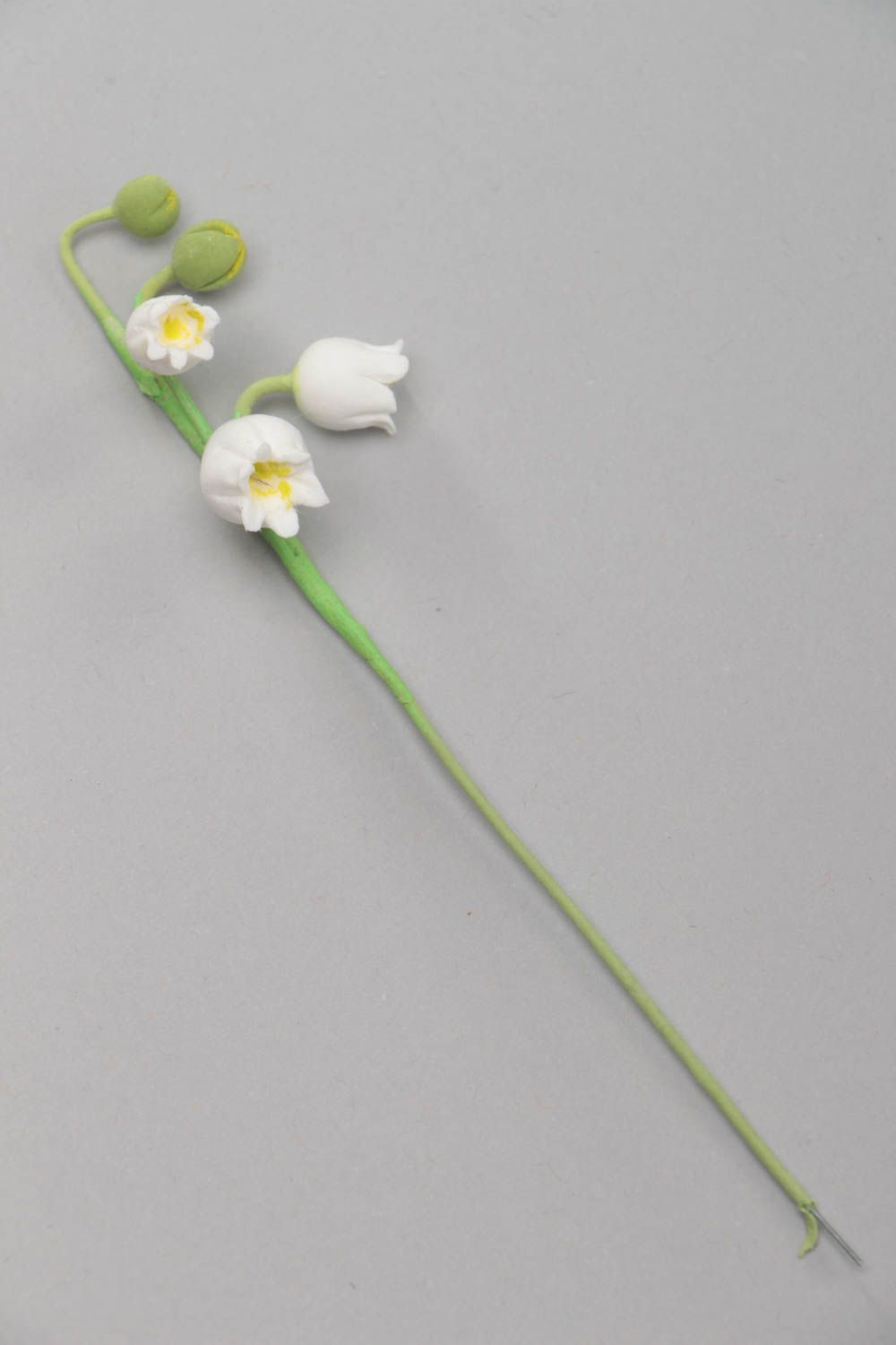 Искусственный цветок из полимерной глины в виде ландыша ручной работы фото 2