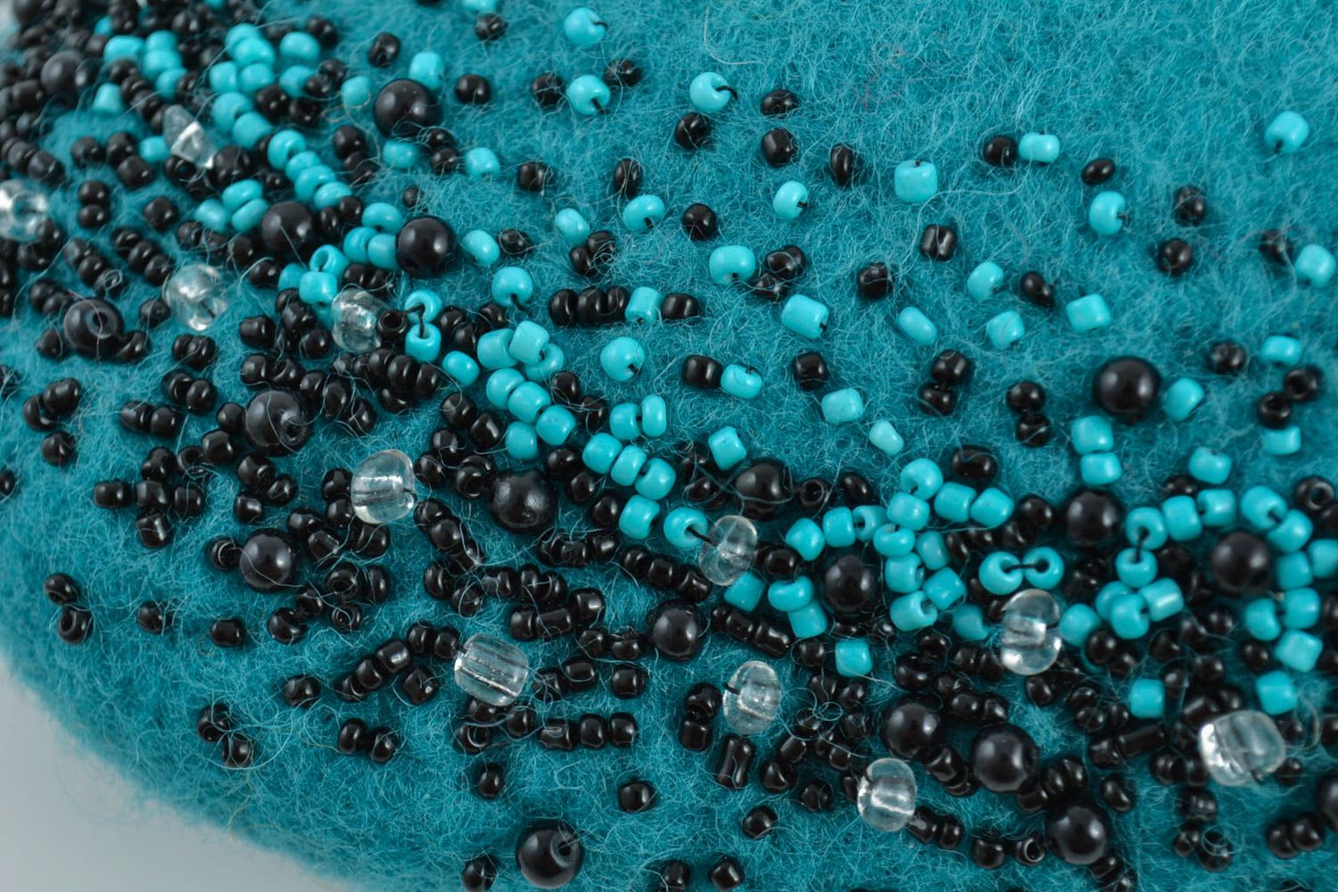 Bolso artesanal original de fieltro de lana azul bordado con abalorios foto 3