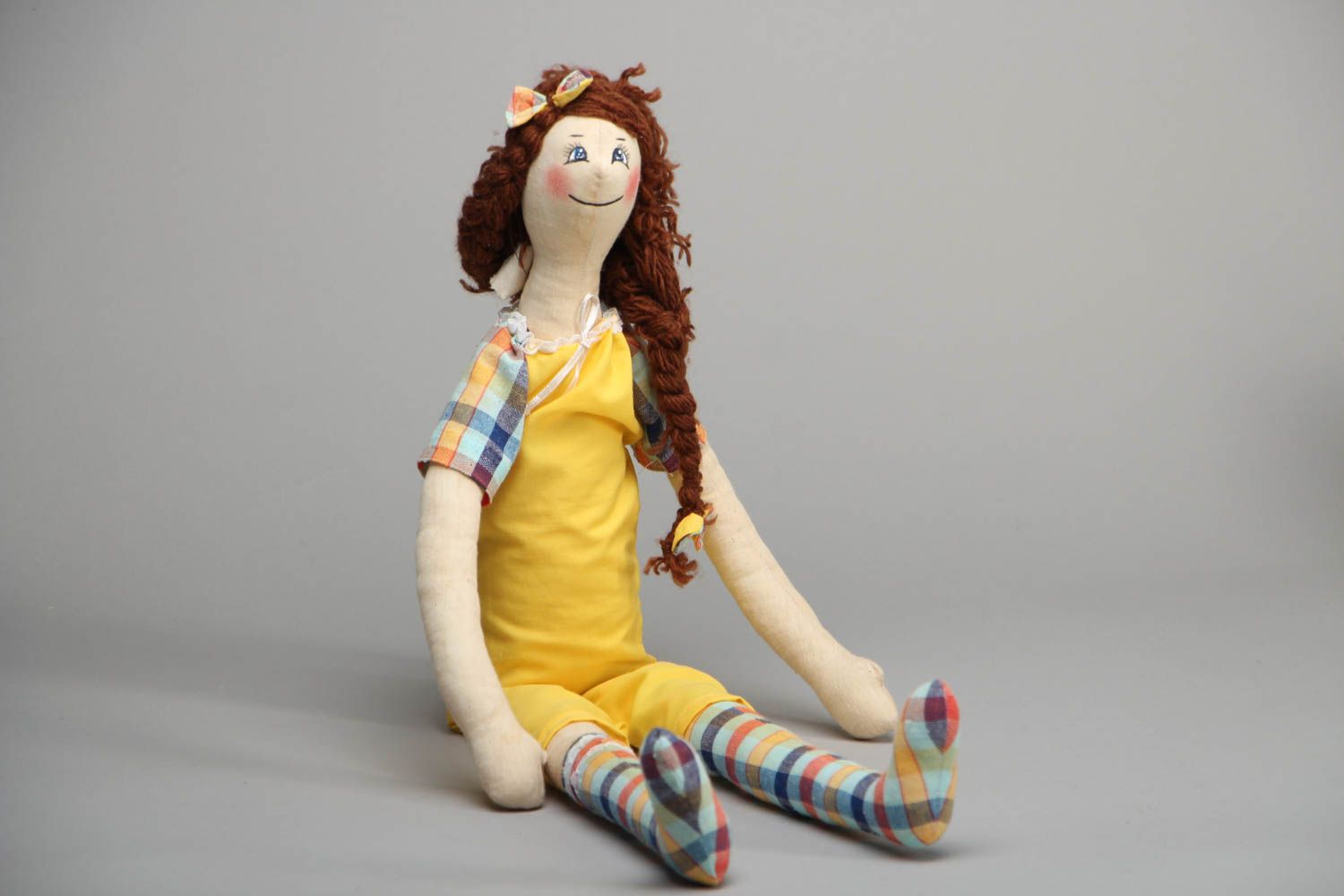 Симпатичная дизайнерская кукла из бязи и хлопка фото 1