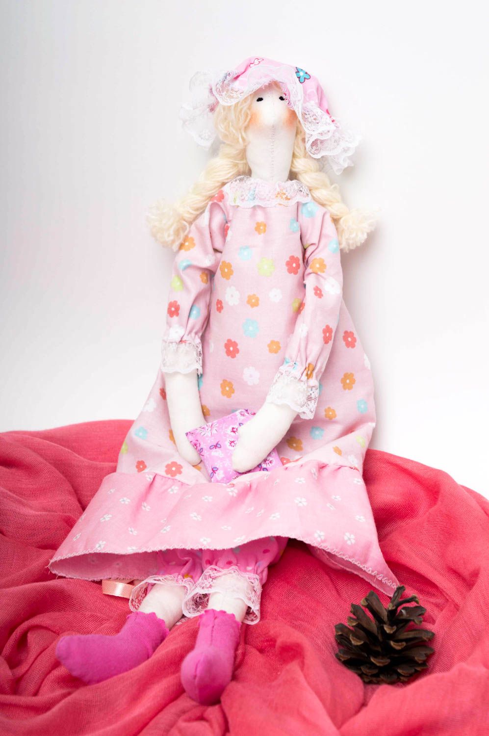 Bambola rosa in stoffa fatta a mano pupazzo tessile originale idee regalo foto 1