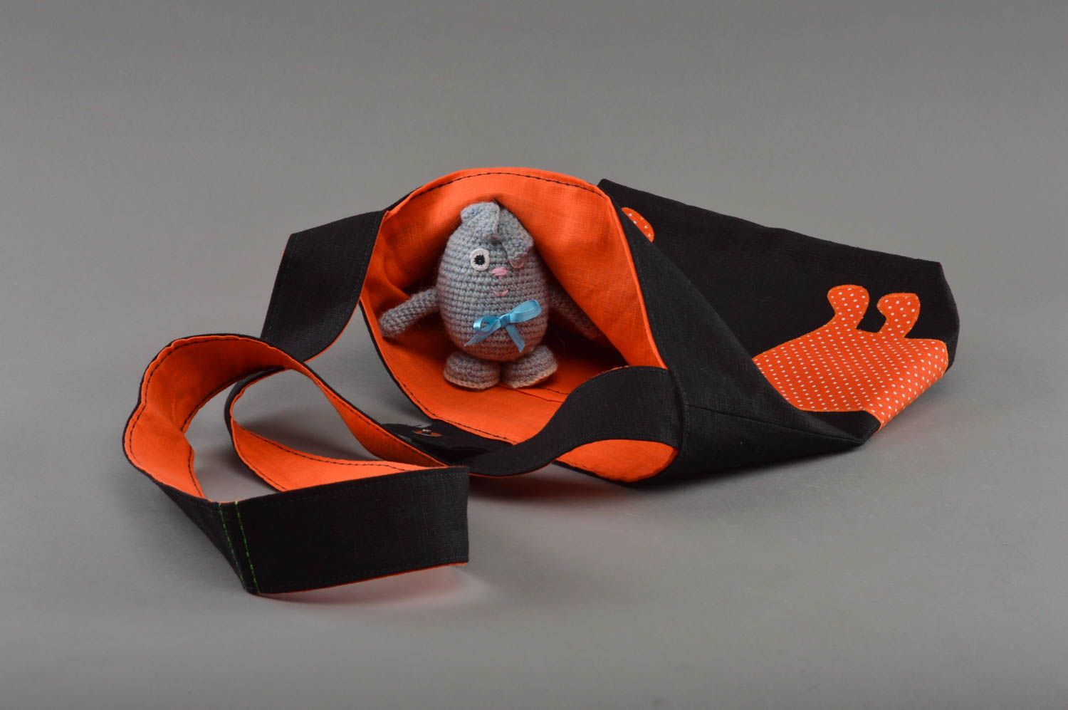 Черная с оранжевым льняная сумка через плечо ручной работы Такса в горошек фото 3
