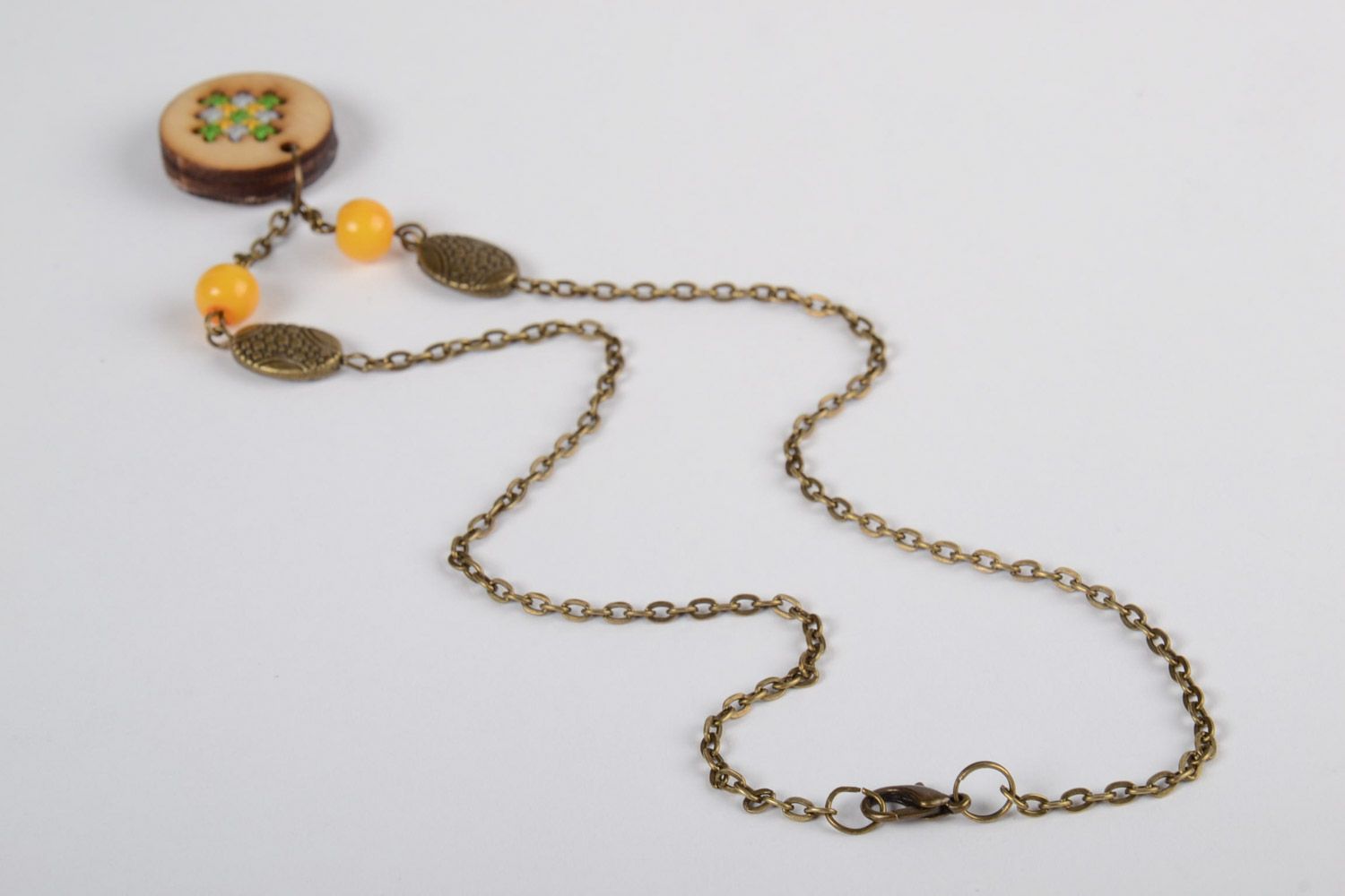 Pendentif rond en bois avec broderie fait main sur chaîne avec perles fantaisie photo 5