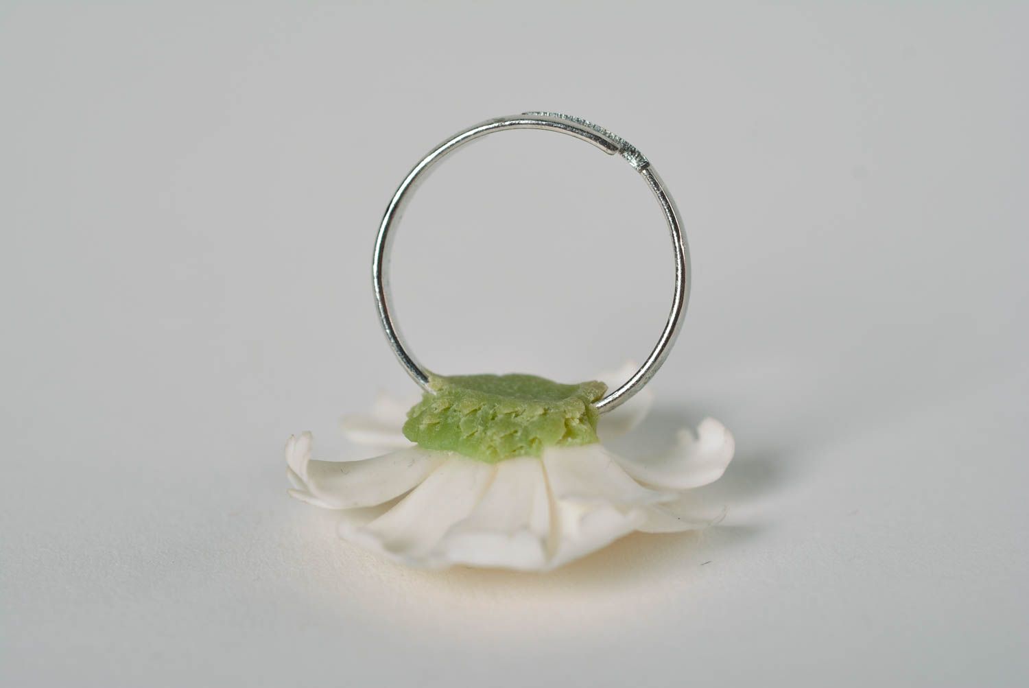 Кольцо из полимерной глины в виде белой ромашки ручной работы женское красивое фото 4