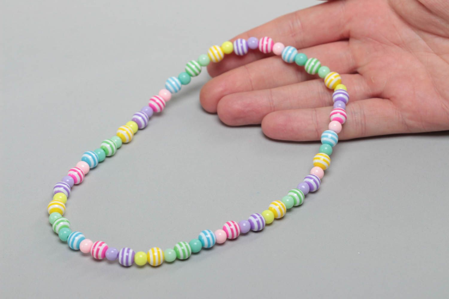 Collier en perles plastiques rayées et élastique multicolore fait main  photo 5