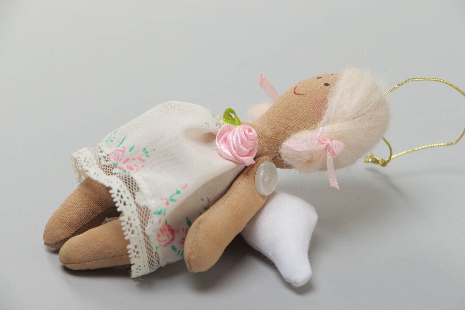 Игрушка кукла из ткани в виде ангела в белом платье маленькая ручной работы фото 3