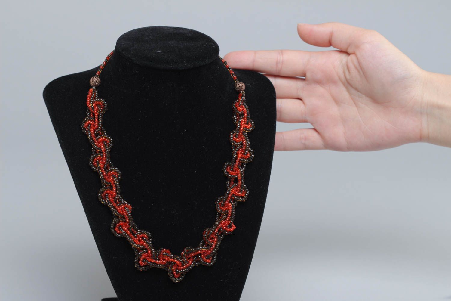 Плетеное ожерелье из бисера ручной работы нарядное красивое длинное интересное фото 5