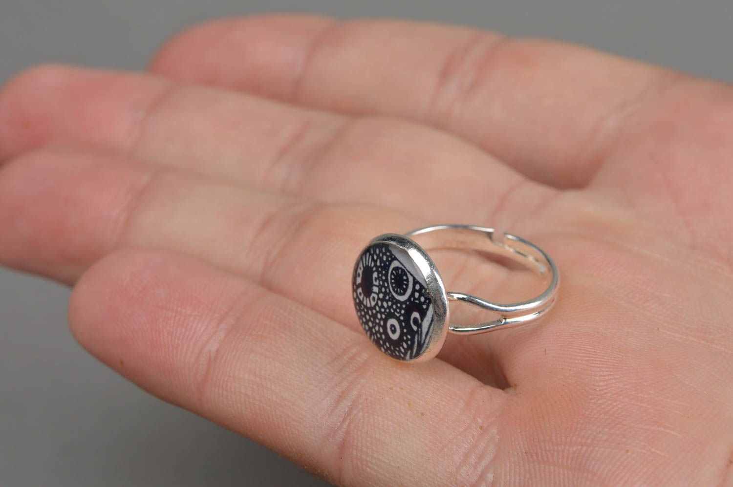 Черно белое кольцо с принтом в технике декупаж с ювелирной смолой ручной работы круглое фото 4