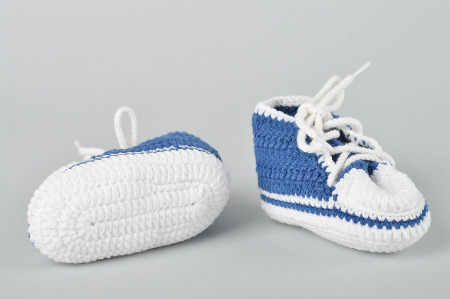 Handgefertigte Schuhe gehäkelte Babyschuhe Geschenke für Kleinkinder weiß blau foto 2