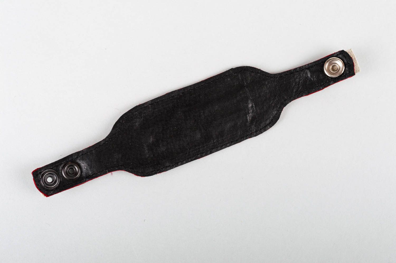 Originelles Armband aus Leder mit Print breit handmade Schmuck für Frauen  foto 3