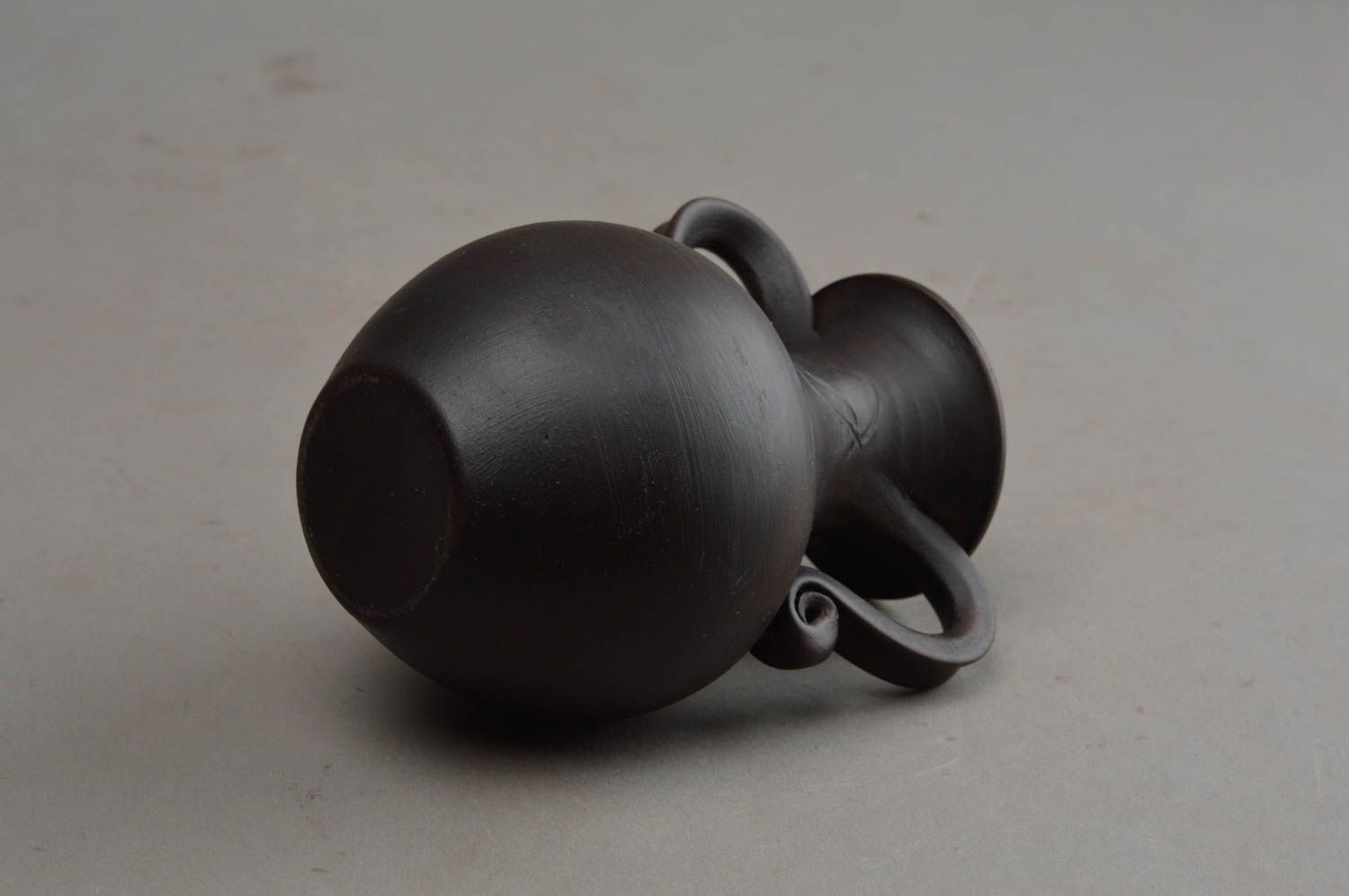 Черный кувшин из глины ручной работы 100 мл с двумя ручками и широким горлом фото 9