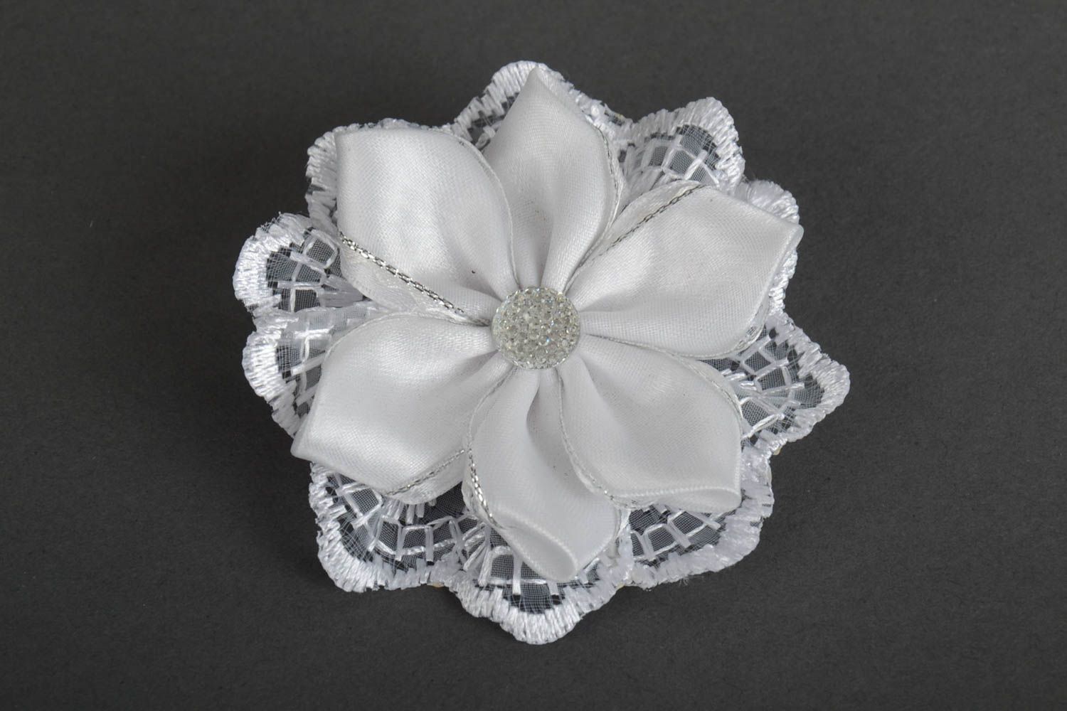 Weiße handgemachte Blume aus Atlasbändern und Spitzen Rohling für Brosche foto 4