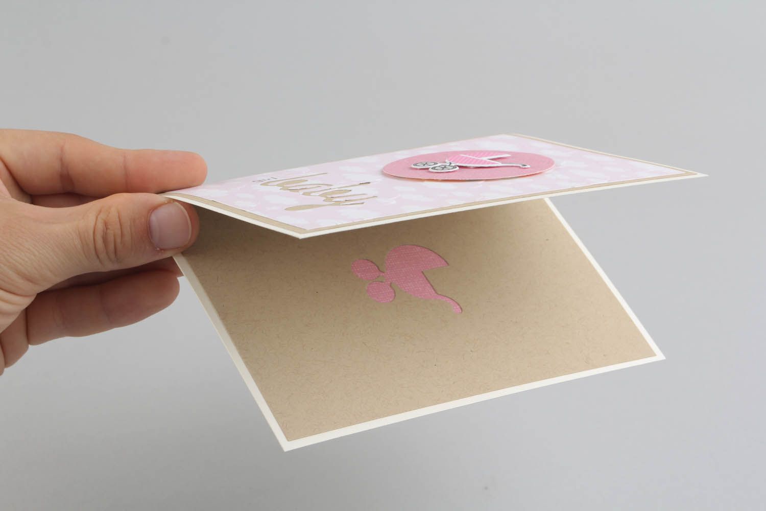 Cartão postal feito à mão de kraft-papel presente artesanal com inscrição para um bebé recém-nascido foto 2