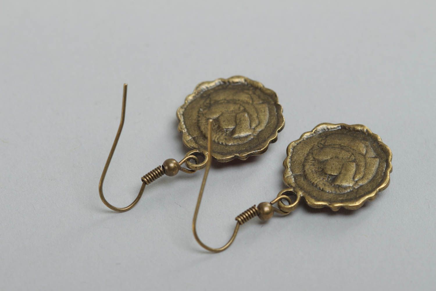 Runde handgemachte vintage Ohrringe mit Anhängern aus Kaltglasur mit Print handmade für Damen foto 4