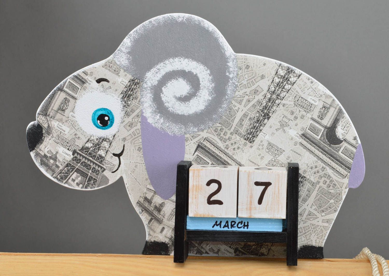 Детский календарь в виде барашка из фанеры декупаж ручной работы Париж фото 2
